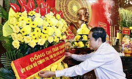 Chủ tịch Quốc hội dâng hương tưởng nhớ Chủ tịch Tôn Đức Thắng, trao quà gia đình chính sách ở An Giang