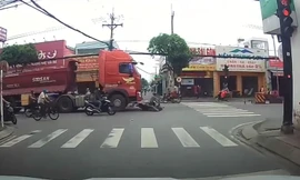 Clip: Thót tim cảnh tài xế xe máy bị cuốn vào gầm container, thoát chết kỳ diệu