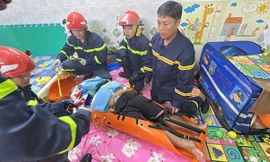 Cảnh sát giải cứu người đàn ông nặng 150 kg bị tai biến