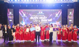 Ban tổ chức trao giải xuất sắc cho nhóm AMC Trường THPT Hồng Quang (phường Lê Thanh Nghị, TP Hải Phòng).