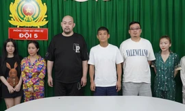 TPHCM: Bắt nhóm người nước ngoài điều hành nhà hàng chứa mại dâm