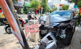 Ô tô đâm liên hoàn xe máy, tông gãy trụ điện khiến 3 người bị thương