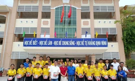  Báo Tiền Phong trao hàng nghìn tập vở, bút viết, giày dép tiếp sức học sinh vùng lũ Đắk Lắk 