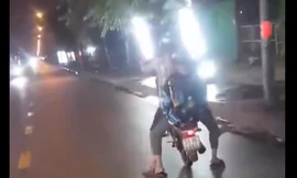'Tổ lái' biểu diễn bốc đầu xe máy bị CSGT mời làm việc