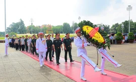 Các đại biểu vào Lăng viếng Chủ tịch Hồ Chí Minh, sáng 14/9.