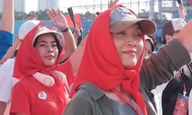 NSND Lê Khanh và hàng chục nghệ sĩ tập diễu hành tại sân Mỹ Đình 