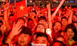 Bùng nổ ở Mỹ Đình, 50.000 khán giả hát không ngừng nghỉ