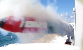 Chiến hạm Vùng 1 Hải quân thực hành bắn ngư lôi maket trên vùng biển Quảng Ninh