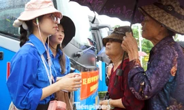 Thanh niên Hải Phòng dầm mưa hỗ trợ người dân đi xe 0 đồng tham quan triển lãm Quốc gia