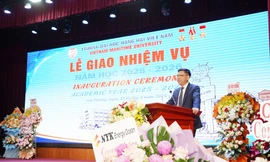 Thứ trưởng Bộ Xây dựng ôn lại kỷ niệm với tân sinh viên hàng hải Việt Nam