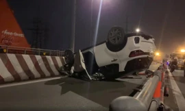 Ô tô lật ngửa giữa cầu Bình Lợi, tài xế kẹt trong cabin