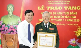 Lão cử tri nhận Huy hiệu 80 năm tuổi Đảng
