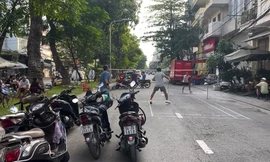 Xử phạt nhóm người giăng lưới đánh cầu lông giữa đường 