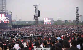 Biển người đổ về Hưng Yên