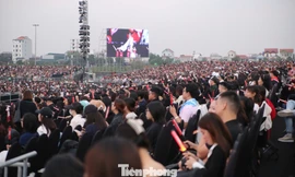 Biển người chưa từng thấy