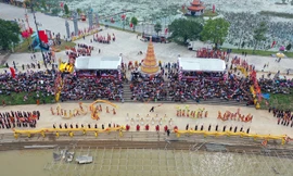 Hơn 5.000 người diễu hành, mô phỏng cuộc hội quân của Trần Hưng Đạo trên sông Lục Đầu