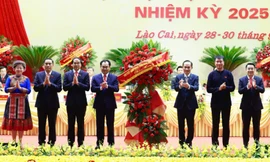 Đồng chí Lê Hoài Trung, Bí thư Trung ương Đảng, Quyền Bộ trưởng Bộ Ngoại giao thay mặt Ban Chấp hành Trung ương Đảng tặng hoa chúc mừng Đại hội Đảng bộ tỉnh Lào Cai.