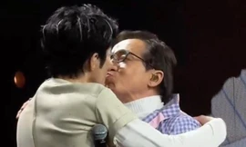 Thành Long có nụ hôn gây sốc với Vương Lực Hoành