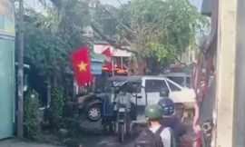 Xe ba gác 'cõng' ô tô, tài xế lĩnh phạt 10 triệu đồng