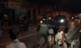 Công an truy tìm nhóm người dừng xe đánh nhau giữa đường ở TPHCM