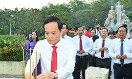 Bí thư Thành ủy TPHCM Trần Lưu Quang dâng hương kỷ niệm 85 năm Ngày Nam Kỳ khởi nghĩa
