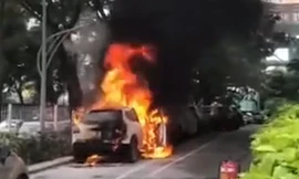 Clip: Ô tô bốc cháy ngùn ngụt trong khu chung cư