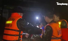 Chiến sĩ Hải quân và Biên phòng xuyên đêm ứng cứu người dân trong mưa lũ lớn