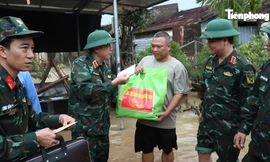 Tổng cục Chính trị và Quân khu 5 tiếp sức đồng bào vùng lũ Gia Lai