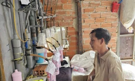 Bên trong xưởng sản xuất nước tẩy giả quy mô lớn