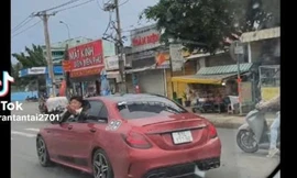 Truy tìm lái xe Mercedes 'quậy' trên đường