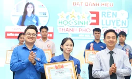Nữ sinh đến nhận thưởng với đôi nạng gỗ 