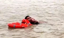 Người phụ nữ rơi từ cầu Bính xuống sông Cấm