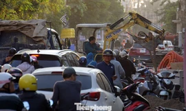 Thi công vỉa hè giờ cao điểm, phố trung tâm Hải Phòng ùn tắc kéo dài