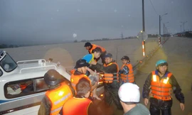 Bộ đội Trung đoàn 910 lao vào tâm lũ cứu nhiều người dân