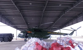 Trực thăng quân sự Mi-17 bay cứu trợ đồng bào lũ lụt tại Đắk Lắk