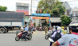 Chở con đi tìm nhà trọ nhập học, 2 mẹ con bị cuốn vào gầm xe tải tử vong