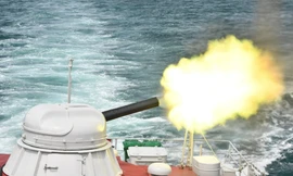 Chiến hạm hải quân tiêu diệt mục tiêu máy bay giả định trên không