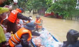 Vùng 3 Hải quân nỗ lực ứng cứu người dân vùng mưa lũ miền Trung 