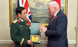 Đại tướng Phan Văn Giang và Quốc vụ khanh Quốc phòng Anh Vernon Coaker nhất trí giao các cơ quan chức năng của hai Bộ Quốc phòng tích cực thúc đẩy, triển khai các nội dung được thống nhất trong cuộc gặp.