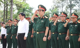 Đại tướng Phan Văn Giang dâng hương tưởng niệm Chủ tịch Hồ Chí Minh và Anh hùng liệt sĩ Sư đoàn 5