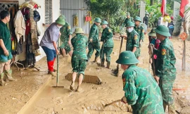 Biên phòng Nghệ An băng rừng vượt núi vào vùng lũ quét giúp dân 