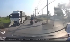 [Clip] Xe tải rời hiện trường sau khi hất người đi xe máy ngã nhào xuống đường 