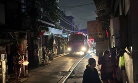 Ngọn lửa trùm kho phế liệu trong khu dân cư, người dân hoảng loạn tháo chạy