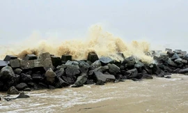 Bão số 5 áp sát đất liền, sóng biển cao 3-5 m ở Hà Tĩnh