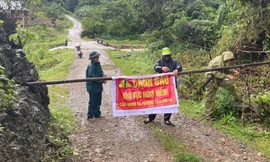 Đoàn thanh niên xã Bát Mọt hỗ trợ cắm biển cảnh báo khu vực nguy hiểm để người dân biết và tránh
