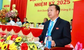 Lãnh đạo TPHCM chụp hình lưu niệm với Đảng bộ phường Phú Lợi tại đại hội