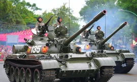 Người dân hào hứng đón dàn xe tăng, thiết giáp vào vị trí hợp luyện