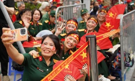 Nghìn người háo hức chờ đón Tổng duyệt diễu binh, diễu hành