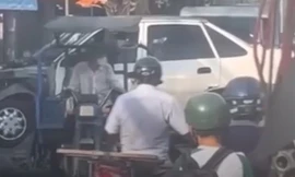 Xác minh clip xe ba gác 'cõng' ô tô trong hẻm nhỏ ở TPHCM