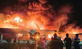 Hàng chục người và robot xuyên đêm dập lửa vụ cháy ở KCN Đồ Sơn